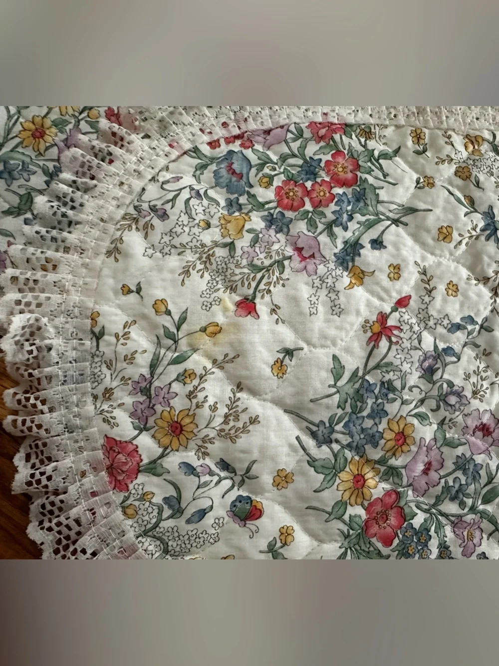 Vintage Quilted Floral Placemats Set of 4 -Oval Lace Trim Wildflower Cottagecore